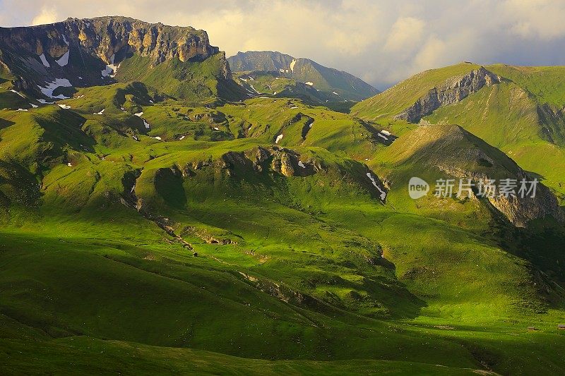 Hohe Tauern雪顶奥地利山脉-泰洛阿尔卑斯戏剧性的云景天空和景观和大格洛克纳山脉